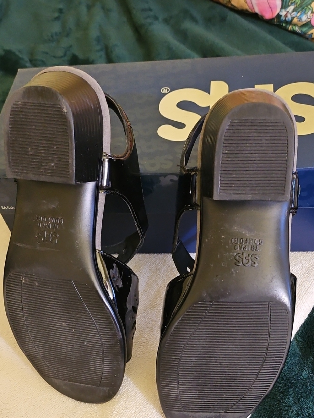 SAS Women’s Olive Patent Leather Cutout Slingback Sandals. Worn A Couple Of Time - Picture 4 of 4